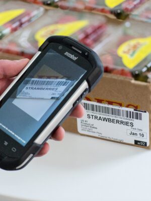 foodlogiq traceability, scanning strawberries